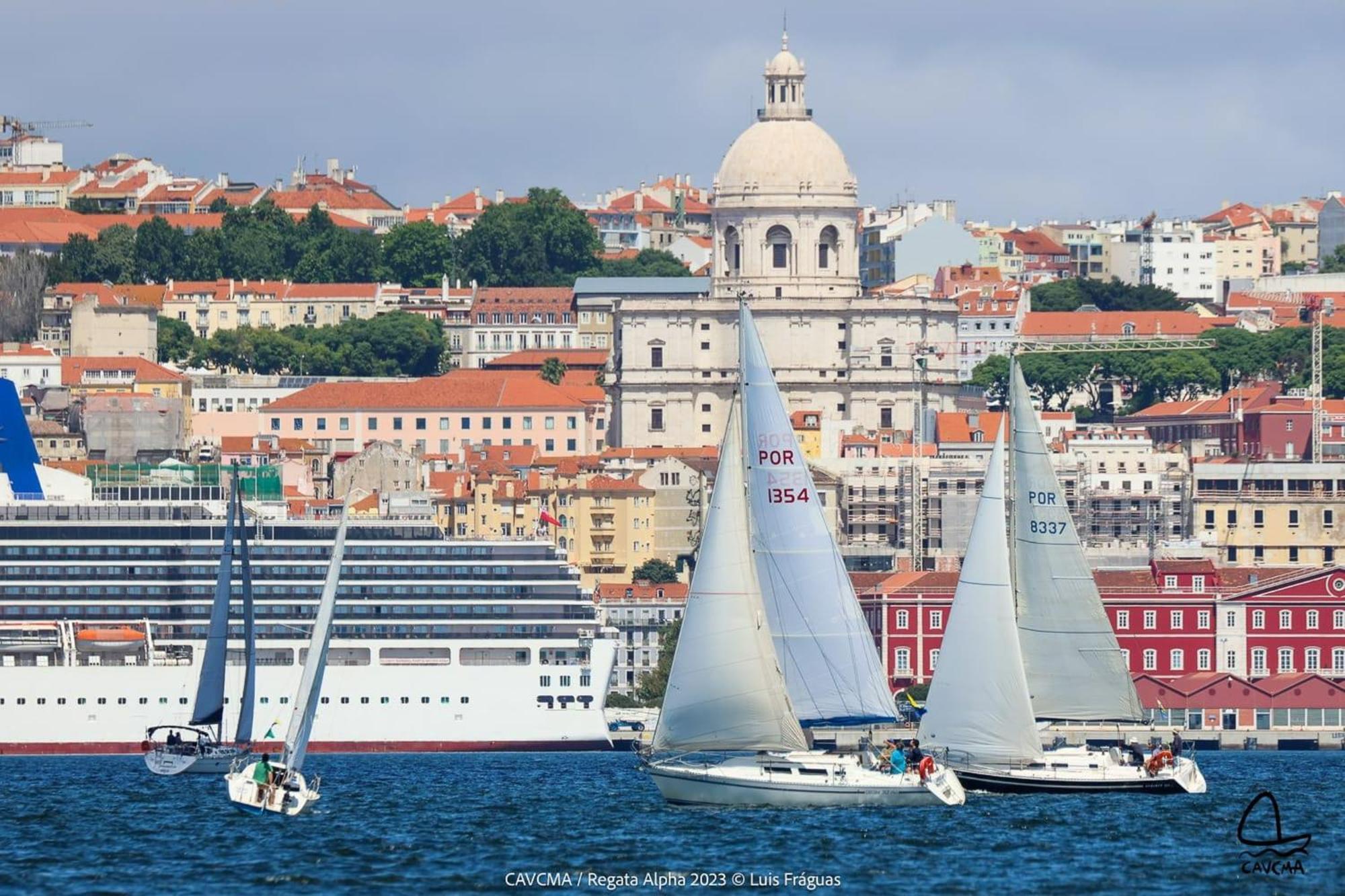 Apartmán Be Local - Sleep Aboard The Santa Maria Sailing Boat In Lisboa Exteriér fotografie