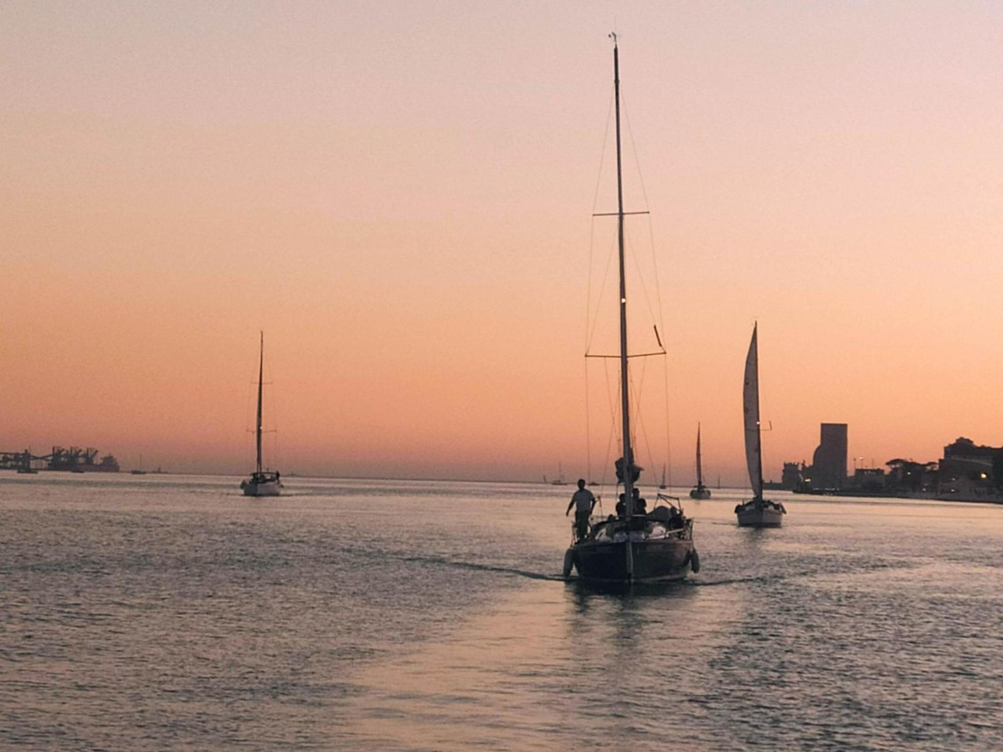 Apartmán Be Local - Sleep Aboard The Santa Maria Sailing Boat In Lisboa Exteriér fotografie