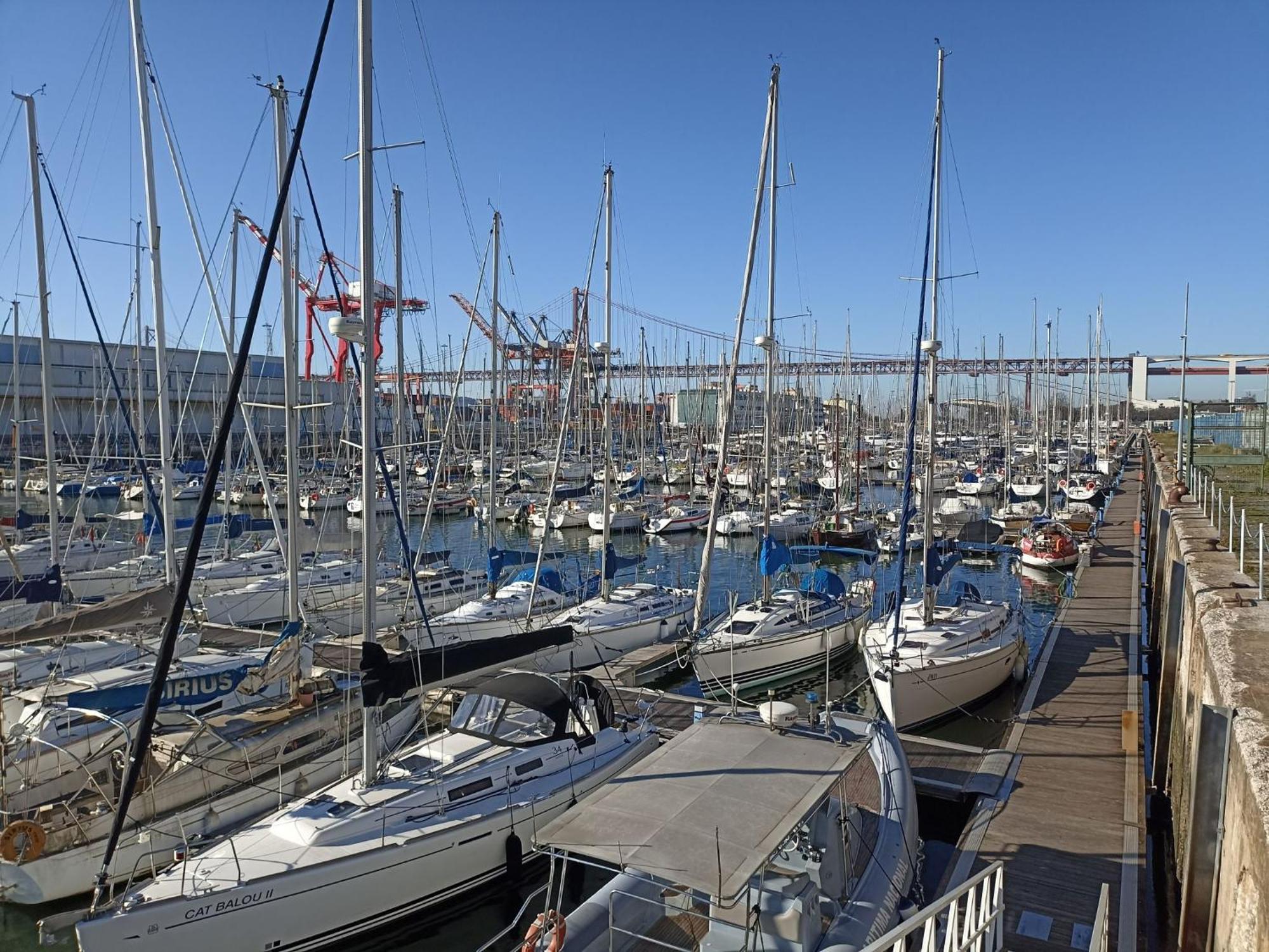 Apartmán Be Local - Sleep Aboard The Santa Maria Sailing Boat In Lisboa Exteriér fotografie